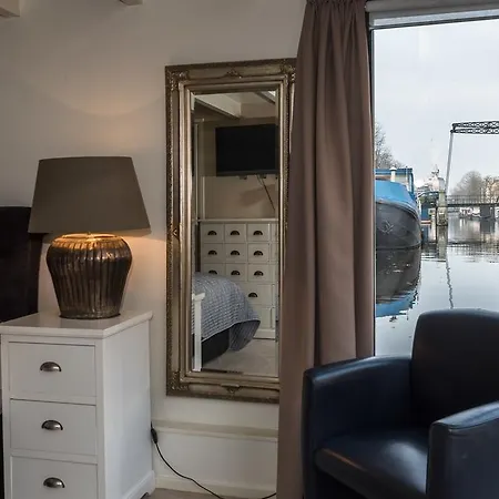 船上ホテル Houseboat-apartment Sumatra